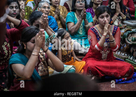 Medan, Nordsumatra, Indonesien. Jan, 2019 21. Indonesischer Hindu Tamil jungen Mädchen neben ihrer Mutter für ihr Angebot während der Feier der Thaipusam Festival an der Sri Soepramaniem Ngarattar Tempel, in Medan, Indonesien gebetet. Die Feier der Thaipusam ist ein großer Tag für den Gott muruga Besiegen der Große Riese, der unterdrückt sein Volk auf der Erde, das ist ein selbst-Opfer derer, die gelübde Absichten als eine Form der wohlhabenden Gesundheit und Leben als Opfer zu Gott muruga, Tamil Mahendra Mohan sagte Zahlen. Credit: Albert Ivan Damanik/ZUMA Draht/Alamy leben Nachrichten Stockfoto