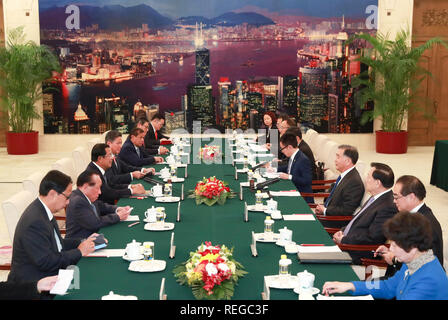 (190122) - Peking, Jan. 22, 2019 (Xinhua) - Wang Yang (4 R), Vorsitzender des Nationalen Ausschusses der Chinese People's Political Consultative Conference (Cppcc), trifft sich mit kambodschanischen Premierminister Samdech Hun Sen Techo (3. L) in Peking, der Hauptstadt von China, Jan. 22, 2019. (Xinhua / Pang Xinglei) Stockfoto