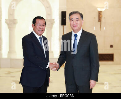 (190122) - Peking, Jan. 22, 2019 (Xinhua) - Wang Yang (R), Vorsitzender des Nationalen Ausschusses der Chinese People's Political Consultative Conference (Cppcc), trifft sich mit kambodschanischen Premierminister Samdech Hun Sen Techo in Peking, der Hauptstadt von China, Jan. 22, 2019. (Xinhua / Pang Xinglei) Stockfoto