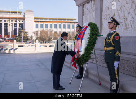 (190122) - Peking, Jan. 22, 2019 (Xinhua) - kambodschanischen Premierminister Samdech Hun Sen Techo legt einen Kranz am Denkmal für die Helden des Volkes auf dem Tian'anmen-Platz in Peking, der Hauptstadt von China, Jan. 22, 2019. (Xinhua / zhai Jianlan) Stockfoto