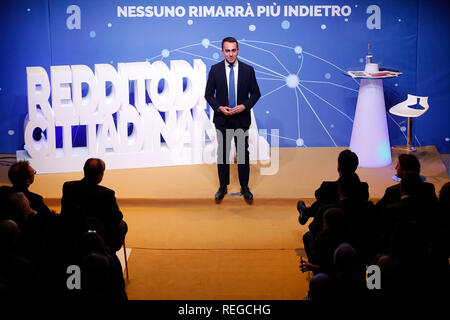 Rom, Italien. 22. Januar, 2019. Luigi Di Maio Rom Januar 22 2019. Übereinkommen der Bewegung 5 Sterne Partei zu erklären, das Grundeinkommen Gesetz gerade genehmigt. Foto Samantha Zucchi Insidefoto Credit: insidefoto Srl/Alamy leben Nachrichten Stockfoto