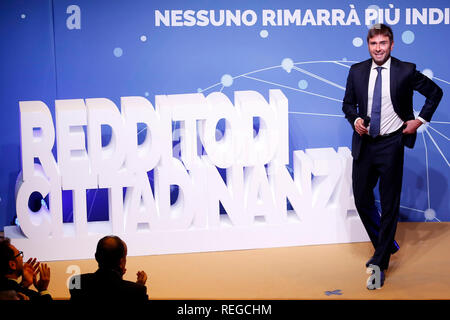 Rom, Italien. 22. Januar, 2019. Alessandro Di Battista Rom Januar 22 2019. Übereinkommen der Bewegung 5 Sterne Partei zu erklären, das Grundeinkommen Gesetz gerade genehmigt. Foto Samantha Zucchi Insidefoto Credit: insidefoto Srl/Alamy leben Nachrichten Stockfoto