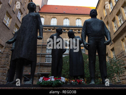 Dresden, Deutschland. 22 Jan, 2019. Die Gruppe Skulptur "Widerstandskämpfer" von Arnd Wittig steht auf dem Gelände der Gedenkstätte Münchner Platz. Im Innenhof des Gebäudekomplexes gab es eine fallende Schwert Maschine, die Todesurteile während der sowjetischen Besatzung und der DDR-Diktatur auszuführen. Insgesamt mehr als 1.300 Menschen ihr Leben verloren. Credit: Monika Skolimowska/dpa-Zentralbild/dpa/Alamy leben Nachrichten Stockfoto