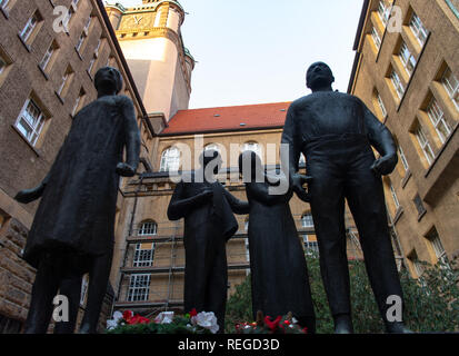 Dresden, Deutschland. 22 Jan, 2019. Die Gruppe Skulptur "Widerstandskämpfer" von Arnd Wittig steht auf dem Gelände der Gedenkstätte Münchner Platz. Im Innenhof des Gebäudekomplexes gab es eine fallende Schwert Maschine, die Todesurteile während der sowjetischen Besatzung und der DDR-Diktatur auszuführen. Insgesamt mehr als 1.300 Menschen ihr Leben verloren. Credit: Monika Skolimowska/dpa-Zentralbild/dpa/Alamy leben Nachrichten Stockfoto