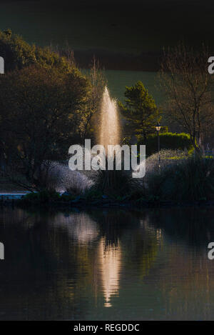 Abendlicht über die Brunnen in Trenance See zum Bootfahren in Trenance Park in Newquay Cornwall. Stockfoto