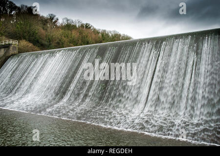 Wasser, das in der abflußkanal von Porth Reservoir in Cornwall. Stockfoto