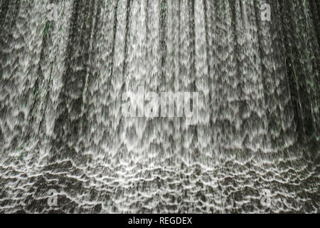 Wasser, das in der abflußkanal von Porth Reservoir in Cornwall. Stockfoto