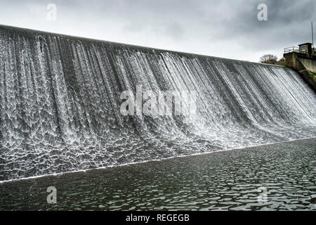 Wasser, das in der abflußkanal von Porth Reservoir in Cornwall. Stockfoto