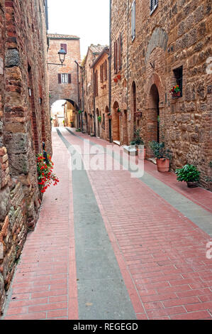 Fußgängerzone in Casole d'Elsa, Italien Stockfoto