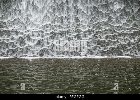 Wasser, das in der abflußkanal von Porth Reservoir in Cornwall. Stockfoto