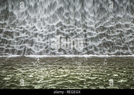 Wasser, das in der abflußkanal von Porth Reservoir in Cornwall. Stockfoto