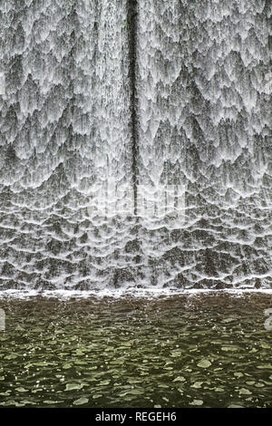 Wasser, das in der abflußkanal von Porth Reservoir in Cornwall. Stockfoto