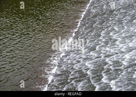 Wasser, das in der abflußkanal von Porth Reservoir in Cornwall. Stockfoto