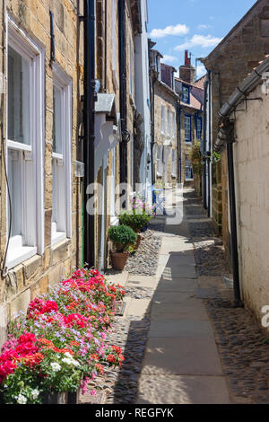 Schmale Straße in Robin Hood's Bay, North Yorkshire, England, Vereinigtes Königreich Stockfoto