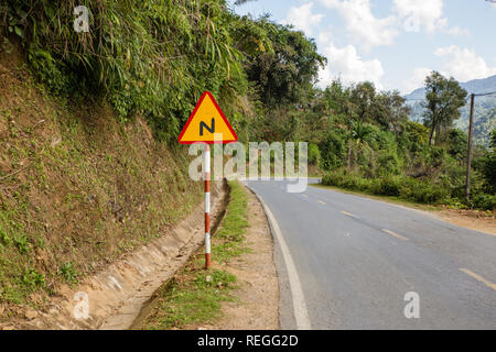 Wicklung zeichen Straße auf einem Mountain Road, Warnung Verkehrsschild Vietnam Stockfoto