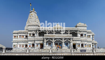 Die Prem Mandir ist ein hinduistischer Tempel, bekannt als "das Heiligtum des Gottes Anbetung', in Vrindavan, Mathura befindet. Indien. Stockfoto