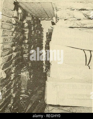 . Die kommerzielle Fischerei. Fischerei Fischhandel. Dezember 1957 die kommerzielle Fischerei ÜBERPRÜFUNG 45. Abb. 26 - gefrorene LAGEREINRICHTUNGEN FÜR FELL FARM - ÄH IN BAY CITY, Erz. Fisch Produkte bekommen-ED VON ASTORIA, Newport, UND IN DER NÄHE VON GARIBALDI. Die Produkte, WENN NICHT VERPACKT, werden eingefroren und dann EIS GLASIERTE verhindert Austrocknung und Oxydation.. Bitte beachten Sie, dass diese Bilder sind von der gescannten Seite Bilder, die digital für die Lesbarkeit verbessert haben mögen - Färbung und Aussehen dieser Abbildungen können nicht perfekt dem Original ähneln. extrahiert. In den Vereinigten Staaten. National Marine Fische Stockfoto