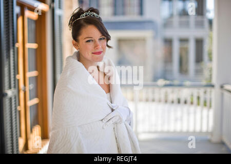 Braut auf Deck in weißen Schal gewickelt Stockfoto