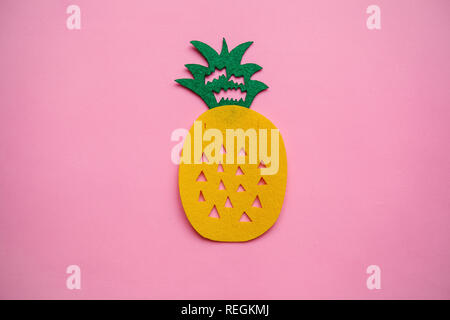 Ananas auf ein rosa Hintergrund im minimalistischen Stil. Stockfoto