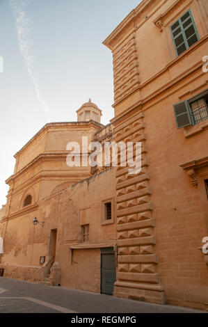 Street View der Hl. Katharina von Italien Kirche von Merchant Street, neben dem Tourist Information Centre in Valletta, Malta. Stockfoto