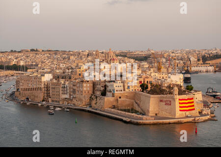 Blick auf Senglea Stadt über den Grand Harbour von der oberen Barrakka Gärten in Valletta, Malta. Stockfoto