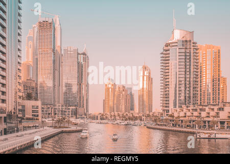 Dubai Marina bei Sonnenuntergang, Vereinigte Arabische Emirate Stockfoto