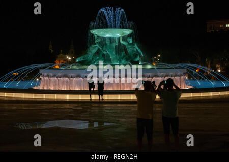 Besucher Fotos der restaurierten Triton Brunnen bei Nacht in der Nähe der Stadttore von Valletta, Malta. Stockfoto