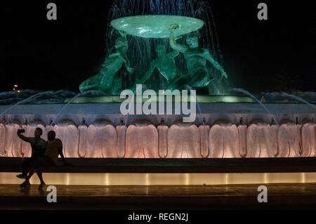 Besucher Fotos der restaurierten Triton Brunnen bei Nacht in der Nähe der Stadttore von Valletta, Malta. Stockfoto