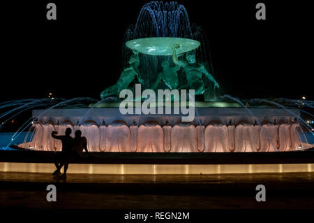 Besucher Fotos der restaurierten Triton Brunnen bei Nacht in der Nähe der Stadttore von Valletta, Malta. Stockfoto