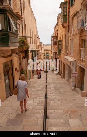 Weibliche Touristen auf der Fußgängerzone Schritte des Alten Theaters Straße in Valletta, die Hauptstadt von Malta. Stockfoto