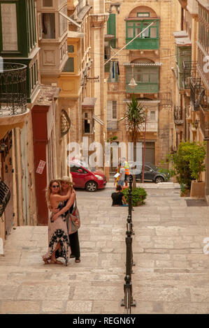 Zwei Damen, die in der Fußgängerzone wenige Schritte von Old Theatre Street, Valletta, die Hauptstadt von Malta. Stockfoto