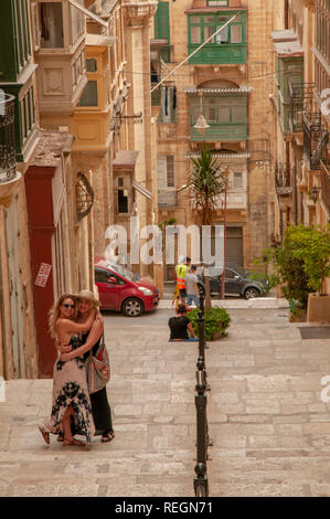 Zwei Damen, die in der Fußgängerzone wenige Schritte von Old Theatre Street, Valletta, die Hauptstadt von Malta. Stockfoto