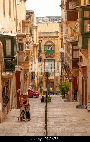 Zwei Damen, die in der Fußgängerzone wenige Schritte von Old Theatre Street, Valletta, die Hauptstadt von Malta. Stockfoto