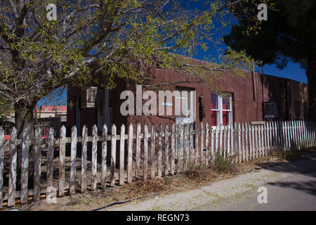 Ein verwittertes Lattenzaun vor einem Haus in der Altstadt von Mesilla in der Nähe von Las Cruces, New Mexico Stockfoto