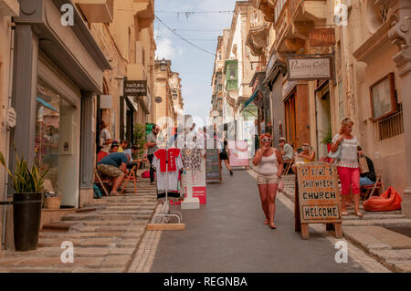 Die lebhafte, steile St. Lucia Straße im Zentrum von Valletta, die Hauptstadt von Malta. Stockfoto