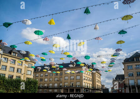Kunst Installation hängen Regenschirme als Vordach über einen öffentlichen Platz Kunst installation Amiens Frankreich Stockfoto