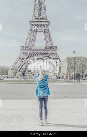 Mädchen Tourist, Bilder der Eiffelturm. Stockfoto