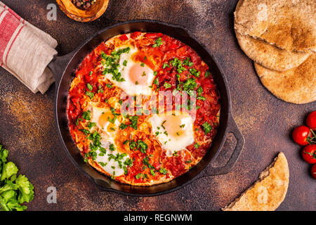 Shakshuka in der Pfanne. Pochierte Eier in pikanter Tomatensoße Pfeffer Sauce. Stockfoto
