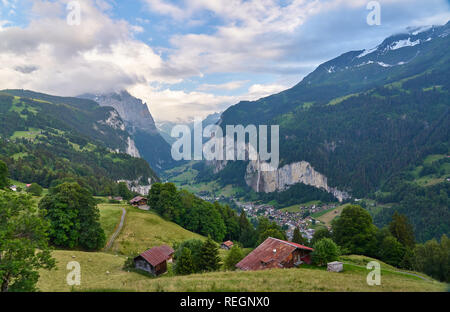 Lauterbrunnental und verschneite Berge bei Sonnenuntergang. Landschaftspanorama aus dem Bergdorf Wengen, Schweiz Stockfoto