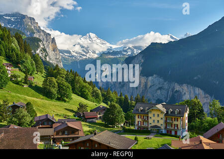 Lauterbrunnental und verschneite Berge bei Sonnenuntergang. Landschaftspanorama aus dem Bergdorf Wengen, Schweiz Stockfoto