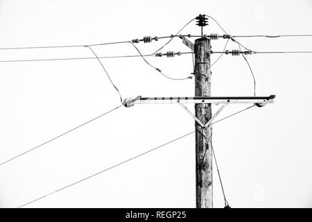 Hölzerne Stange unterstützt Strom Kabel am Bodmin Moor GROSSBRITANNIEN Stockfoto