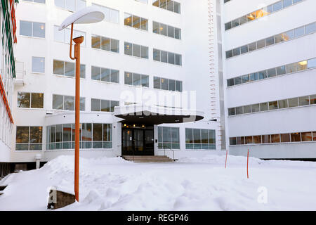 Eingang zum Sanatorium Paimio, vom finnischen Architekten Alvar Aalto entworfen und im Jahr 1933 abgeschlossen, mit Außenbeleuchtung. Paimio, Finnland. Januar 20, 2019. Stockfoto