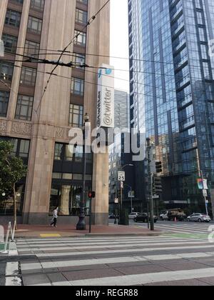 Menschen gehen Sie die Market Street Vergangenheit Fassade mit Vorzeichen am Hauptsitz von Social Media Unternehmen Twitter im südlich der Market (SOMA) Nachbarschaft von San Francisco, Kalifornien, USA, 17. November 2018. () Stockfoto