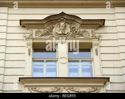 Close-up verzierten Fenster mit skulpturalen Giebel alten Gebäude auf Zlatnicka Street, 1073/1 in der Neustadt von Prag, tschechische Republik. Stockfoto