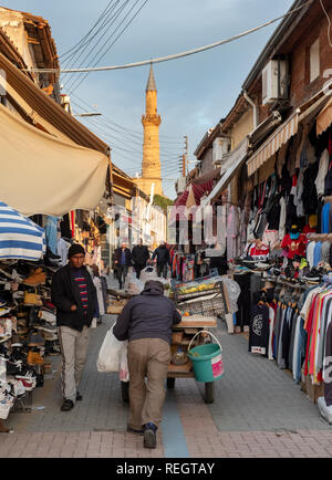 Open-air-Markt auf Arasta Straße zur Selimiye Moschee im Norden von Nikosia (lefkosa), Türkische Republik Nordzypern. Stockfoto