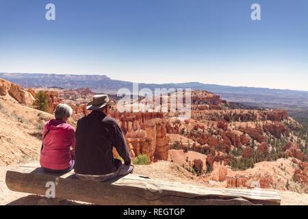 Alte paar Betrachtung in Bryce Canyon Landschaft Stockfoto