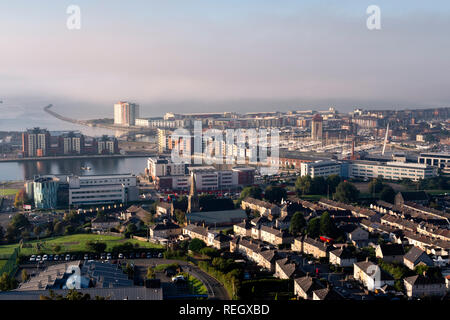 Überblick über Swansea City einschließlich Marina Meridian Quay Swansea Wales im Nebel Stockfoto