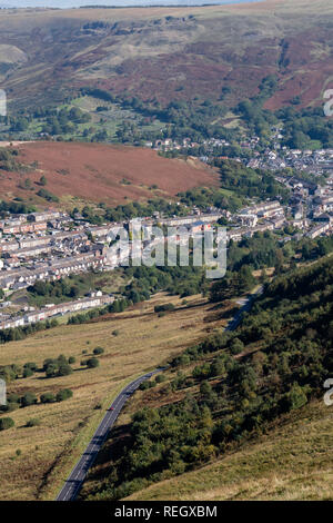 Kingsland y-Clawdd hinunter in Richtung Cwm Parc und Treorchy Rhondda Valley Mid Glamorgan Wales Stockfoto