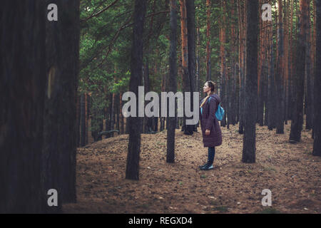 Frau im Herbst dunklen Wald Stockfoto