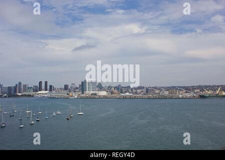 SAN DIEGO, USA - 19. AUGUST 2013: San Diego Downtown Übersicht von der Straße auf die Insel Coronado Stockfoto